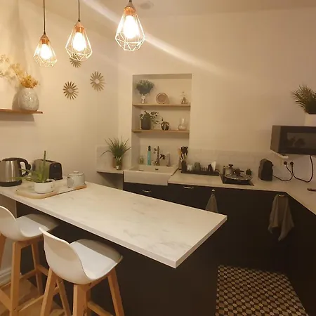 Center Paris, Amusing2bed Room,68sqm-5 Mins Eiffel Tour And Louvre Meusm ,gare Montparnasse ,front Metro باريس
