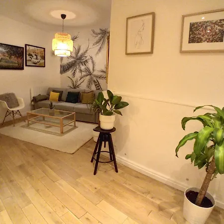 Center Paris, Amusing2bed Room,68sqm-5 Mins Eiffel Tour And Louvre Meusm ,gare Montparnasse ,front Metro باريس